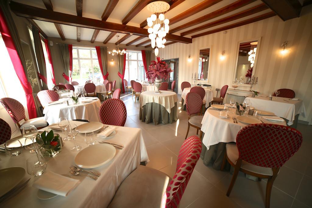 Hotel Restaurant Le Lion D'Or Saint-Hilaire-du-Harcouët Eksteriør billede