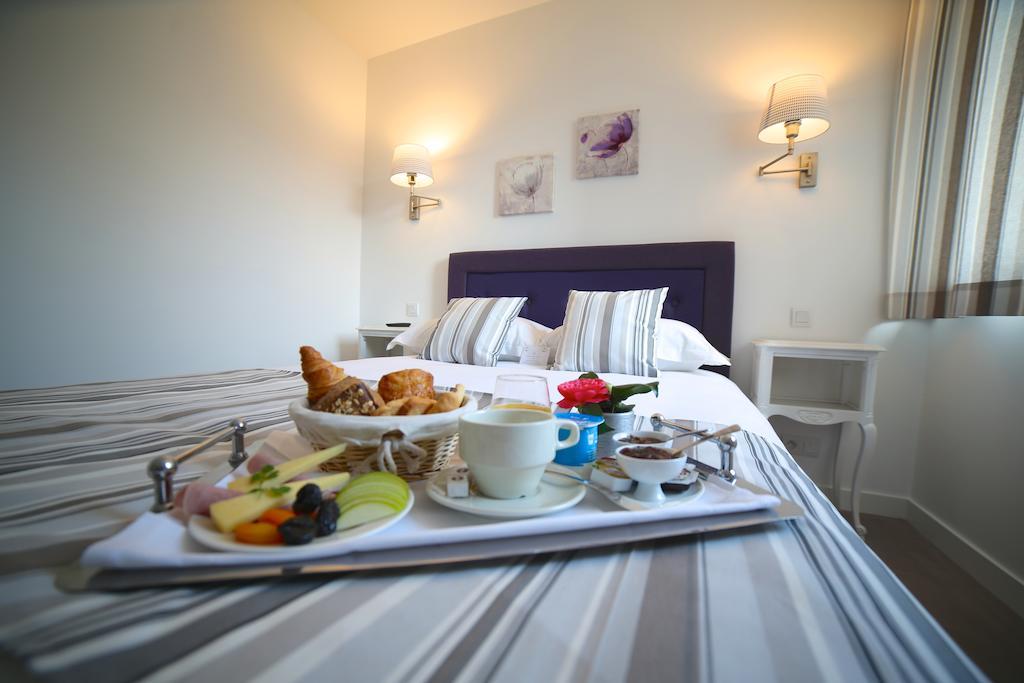 Hotel Restaurant Le Lion D'Or Saint-Hilaire-du-Harcouët Værelse billede