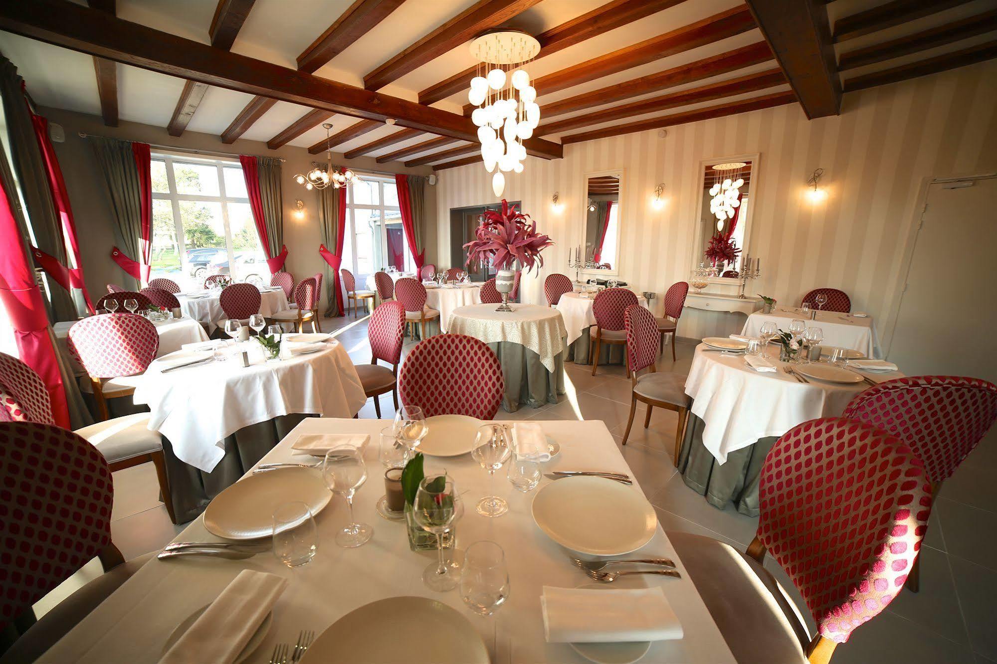 Hotel Restaurant Le Lion D'Or Saint-Hilaire-du-Harcouët Eksteriør billede