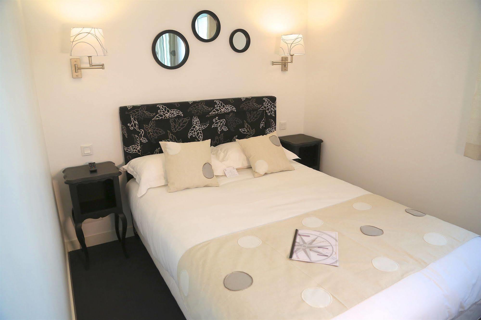 Hotel Restaurant Le Lion D'Or Saint-Hilaire-du-Harcouët Eksteriør billede