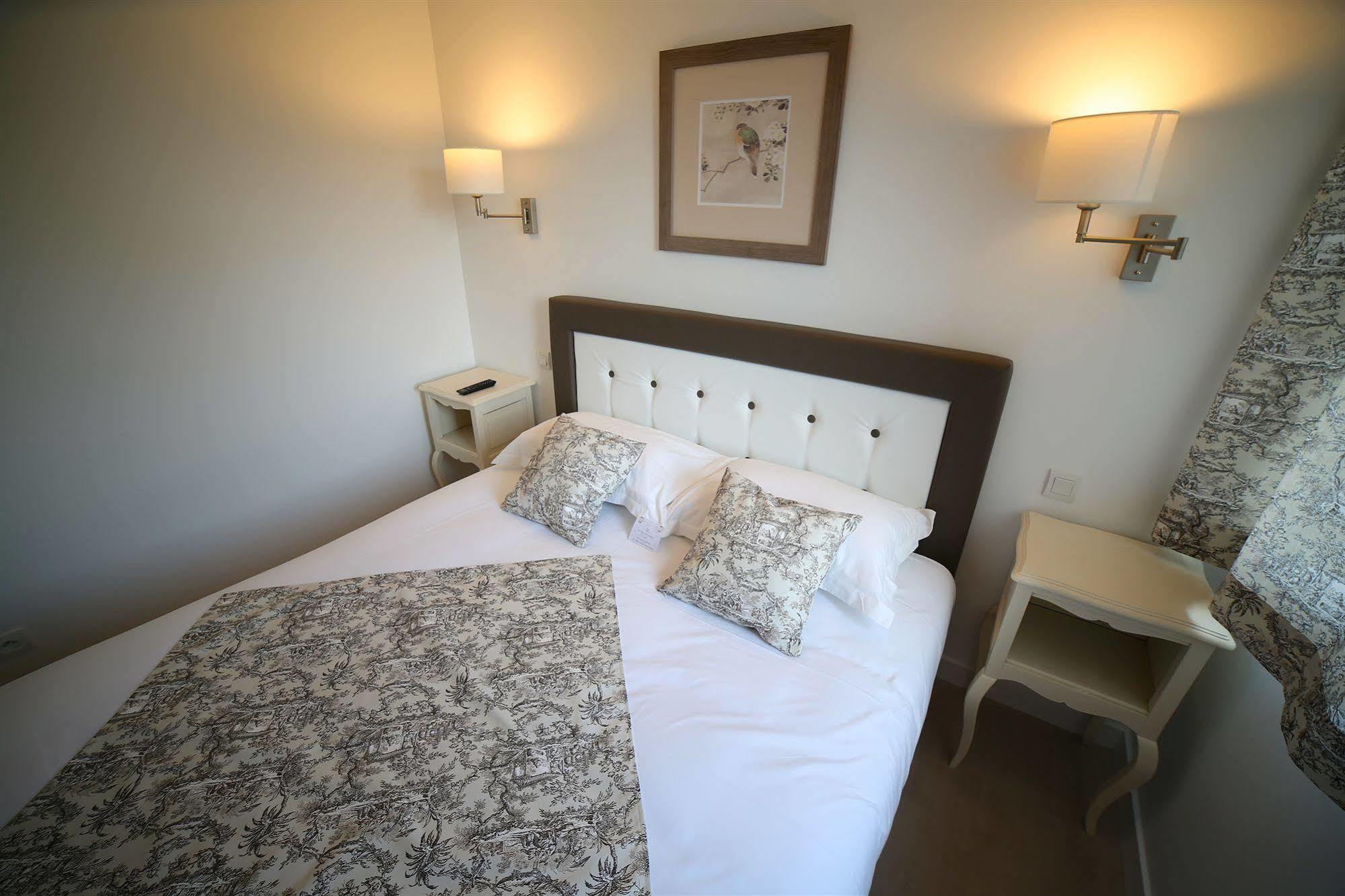 Hotel Restaurant Le Lion D'Or Saint-Hilaire-du-Harcouët Eksteriør billede