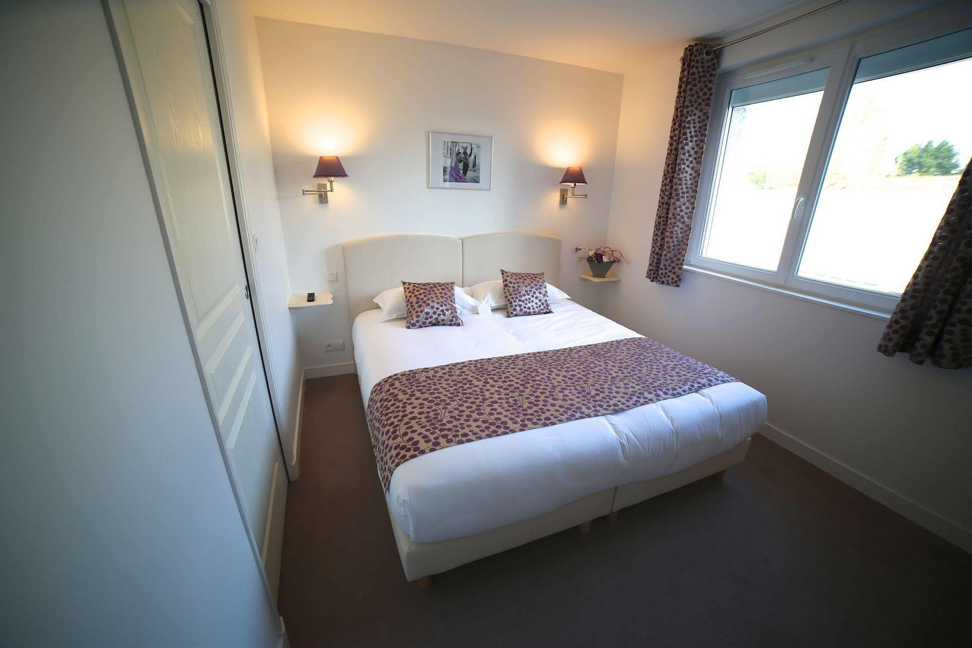 Hotel Restaurant Le Lion D'Or Saint-Hilaire-du-Harcouët Eksteriør billede