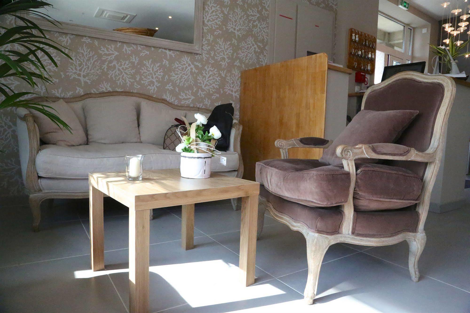 Hotel Restaurant Le Lion D'Or Saint-Hilaire-du-Harcouët Eksteriør billede