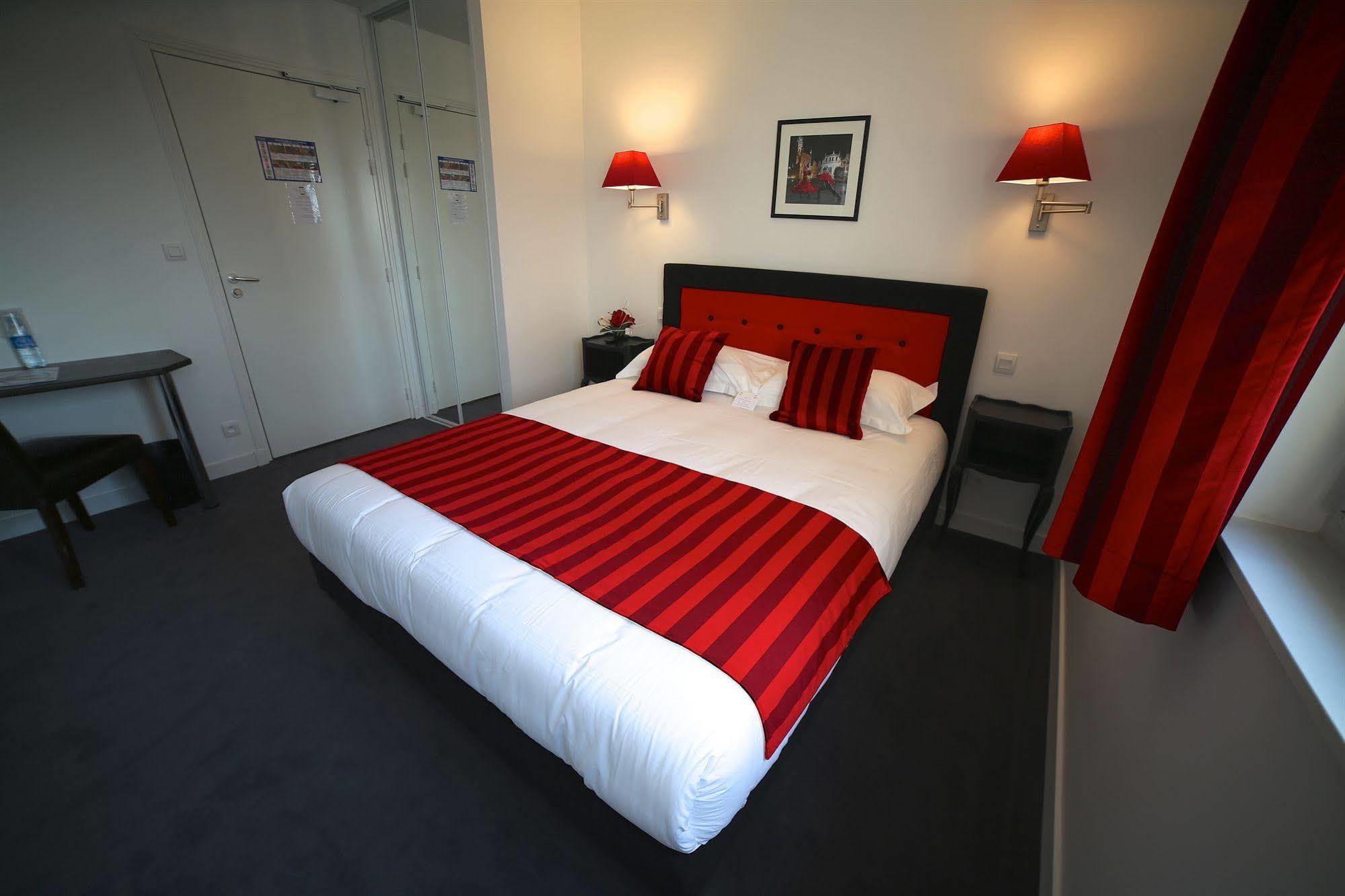 Hotel Restaurant Le Lion D'Or Saint-Hilaire-du-Harcouët Eksteriør billede