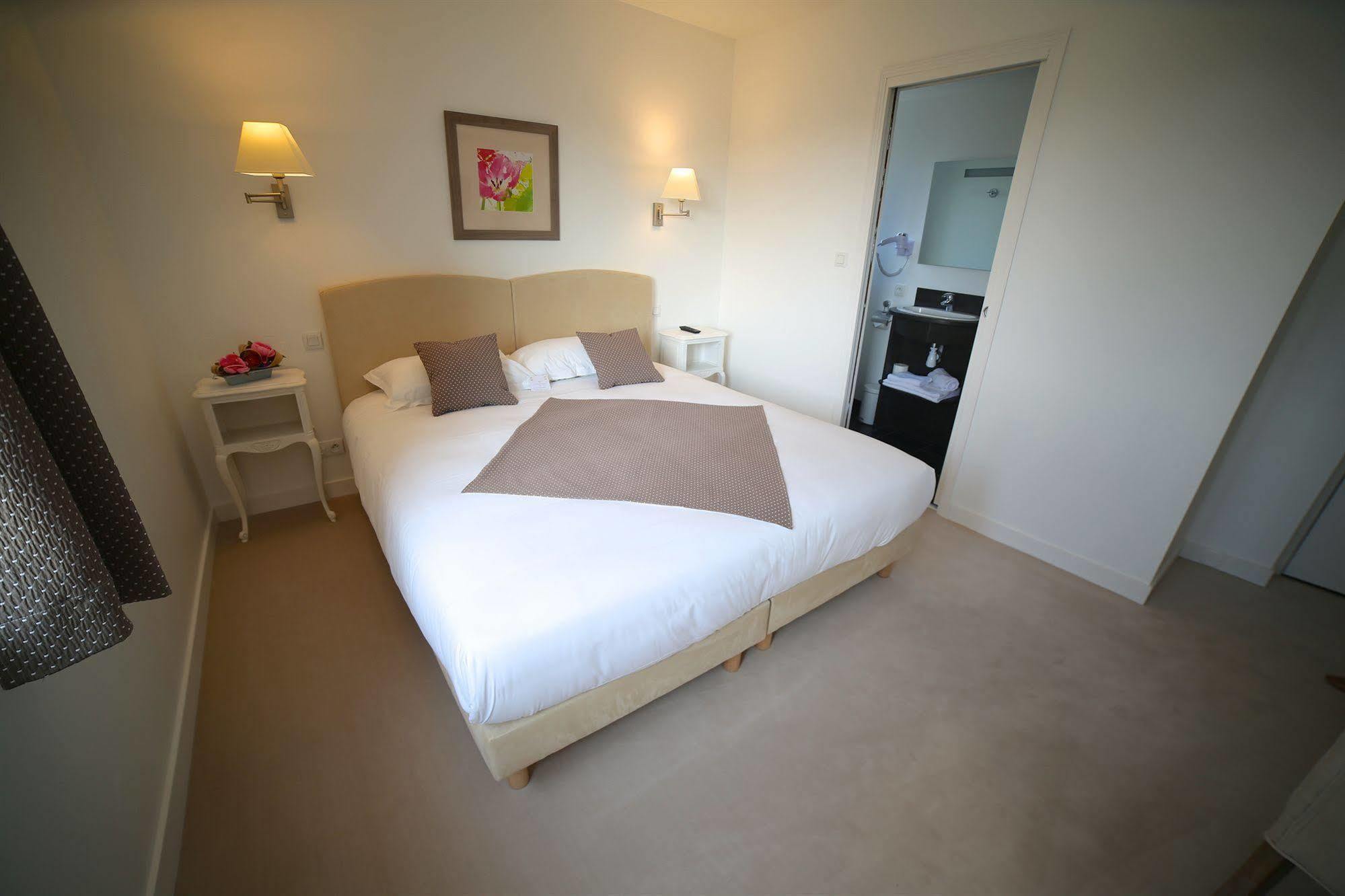 Hotel Restaurant Le Lion D'Or Saint-Hilaire-du-Harcouët Eksteriør billede