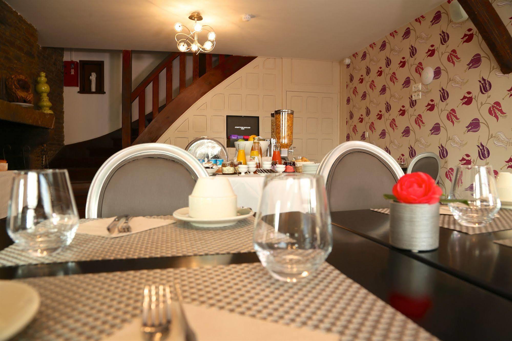 Hotel Restaurant Le Lion D'Or Saint-Hilaire-du-Harcouët Eksteriør billede